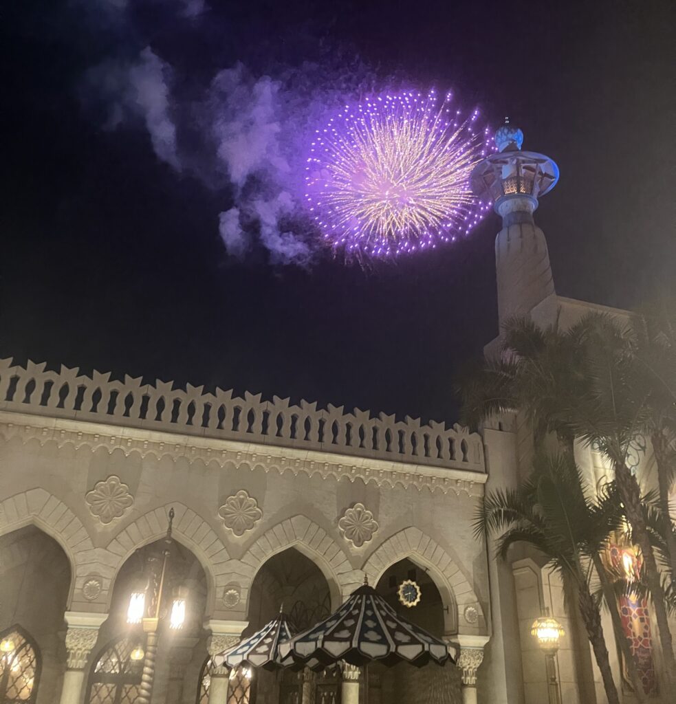 マジックランプシアター前は花火の穴場的スポットです